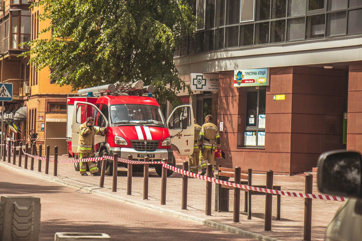 На место прибыли патрульные полицейские, сотрудники ГСЧС, взрывотехники и кинологи со служебными собаками