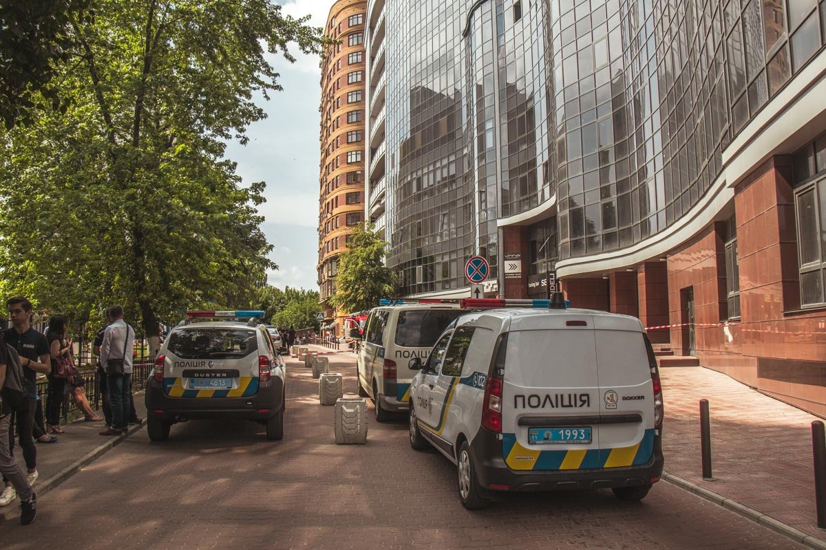 Правоохранители проверяют здание