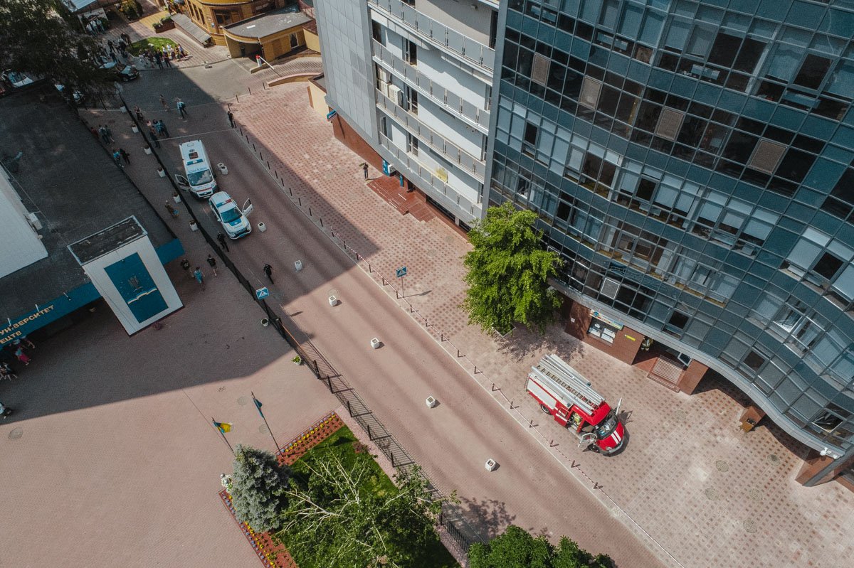 Торговый центр оградили лентой