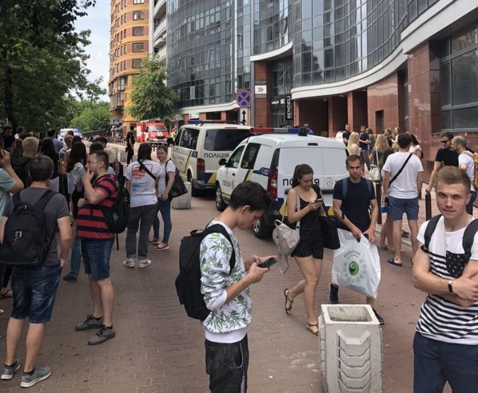 Работников и посетителей эвакуировали. Фото: Владислав Антонов