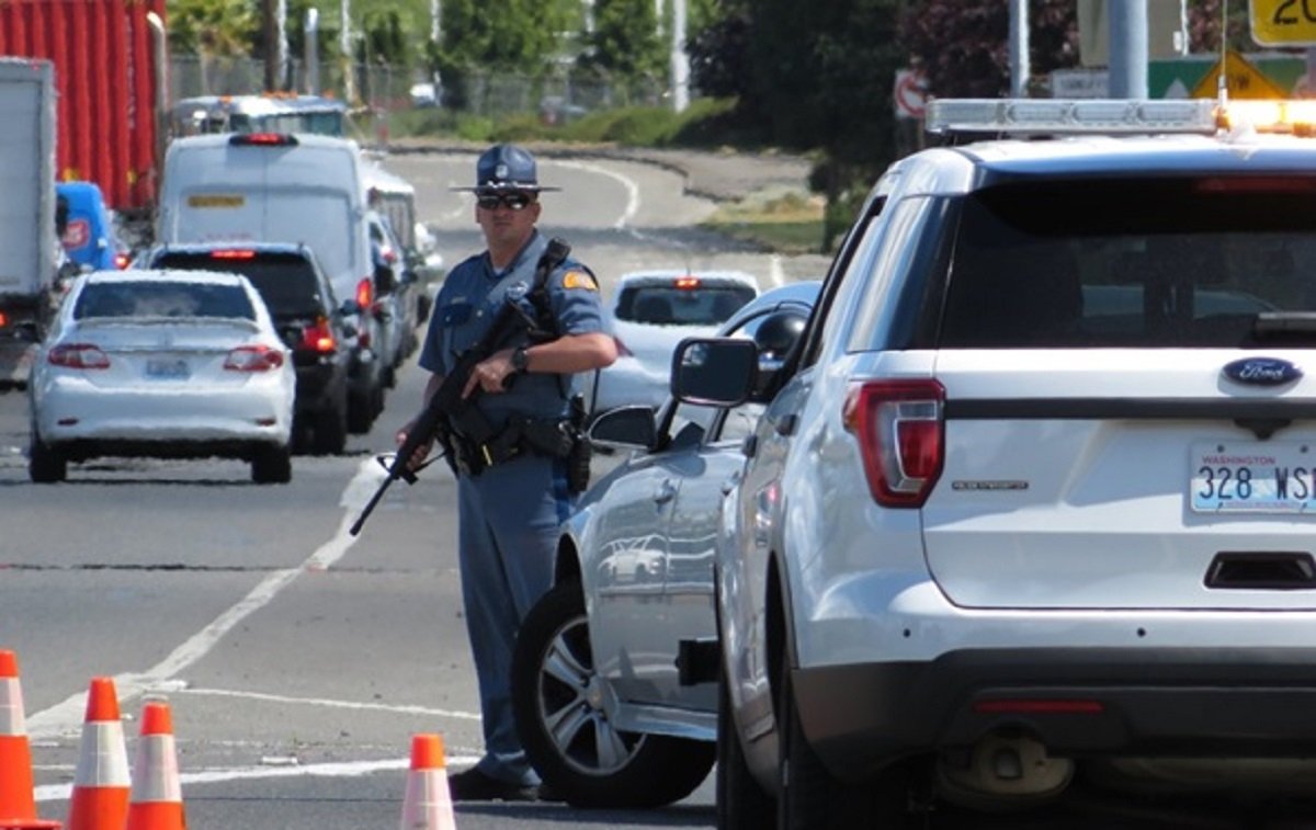 В Вашингтоне неизвестный обстрелял на трассе четыре автомобиля В Вашингтоне неизвестный обстрелял на трассе четыре автомобиля