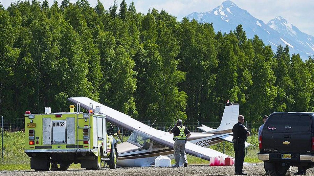 В небе над Аляской столкнулись два самолета В небе над Аляской столкнулись два самолета