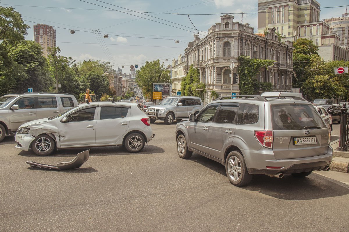 Вследствие ДТП образовалась километровая пробка в сторону центра Вследствие ДТП образовалась километровая пробка в сторону центра