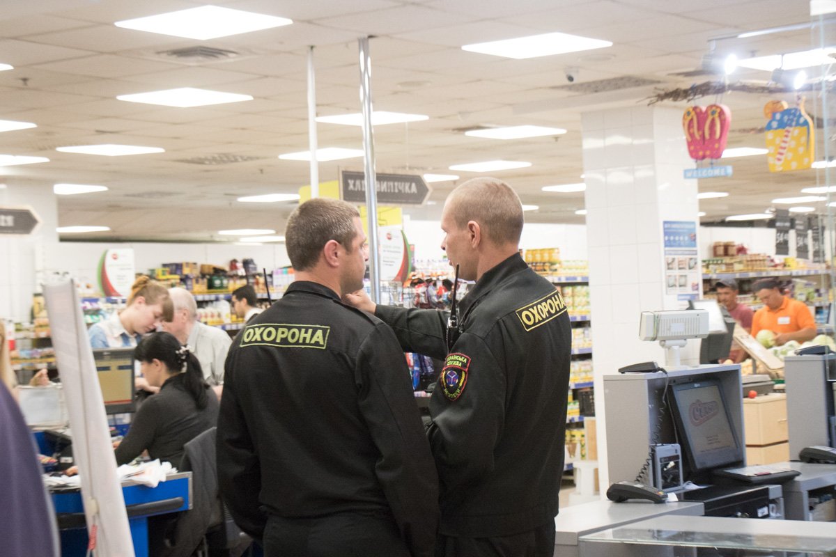 Охранник смены отказался давать комментарии и вызвал старшего коллегу Охранник смены отказался давать комментарии и вызвал старшего коллегу