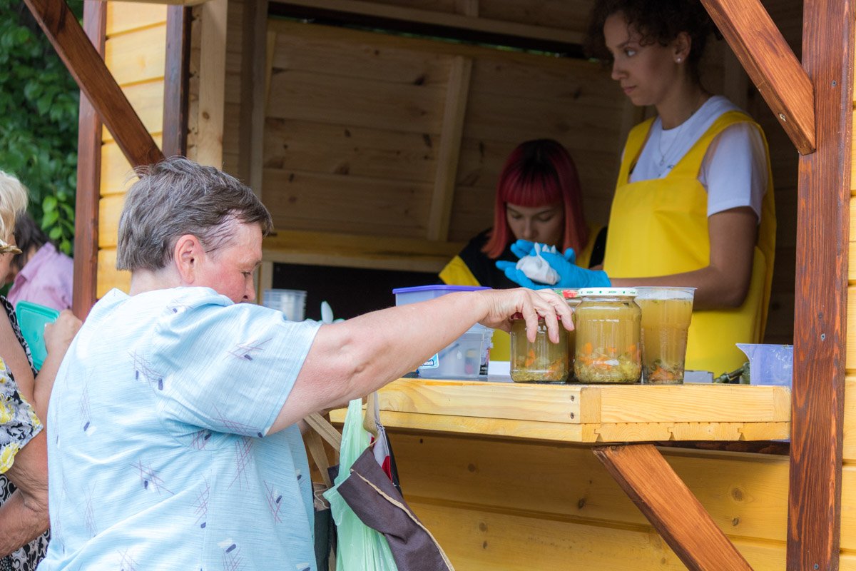 Каменских вместе с волонтерами расфасовывала обеды в тару и раздавала ее пожилым людям