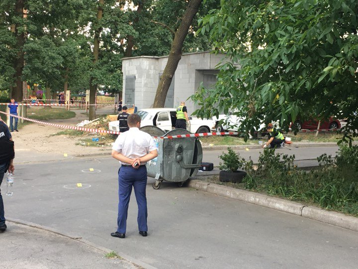 Эксперты осматривают автомобиль 