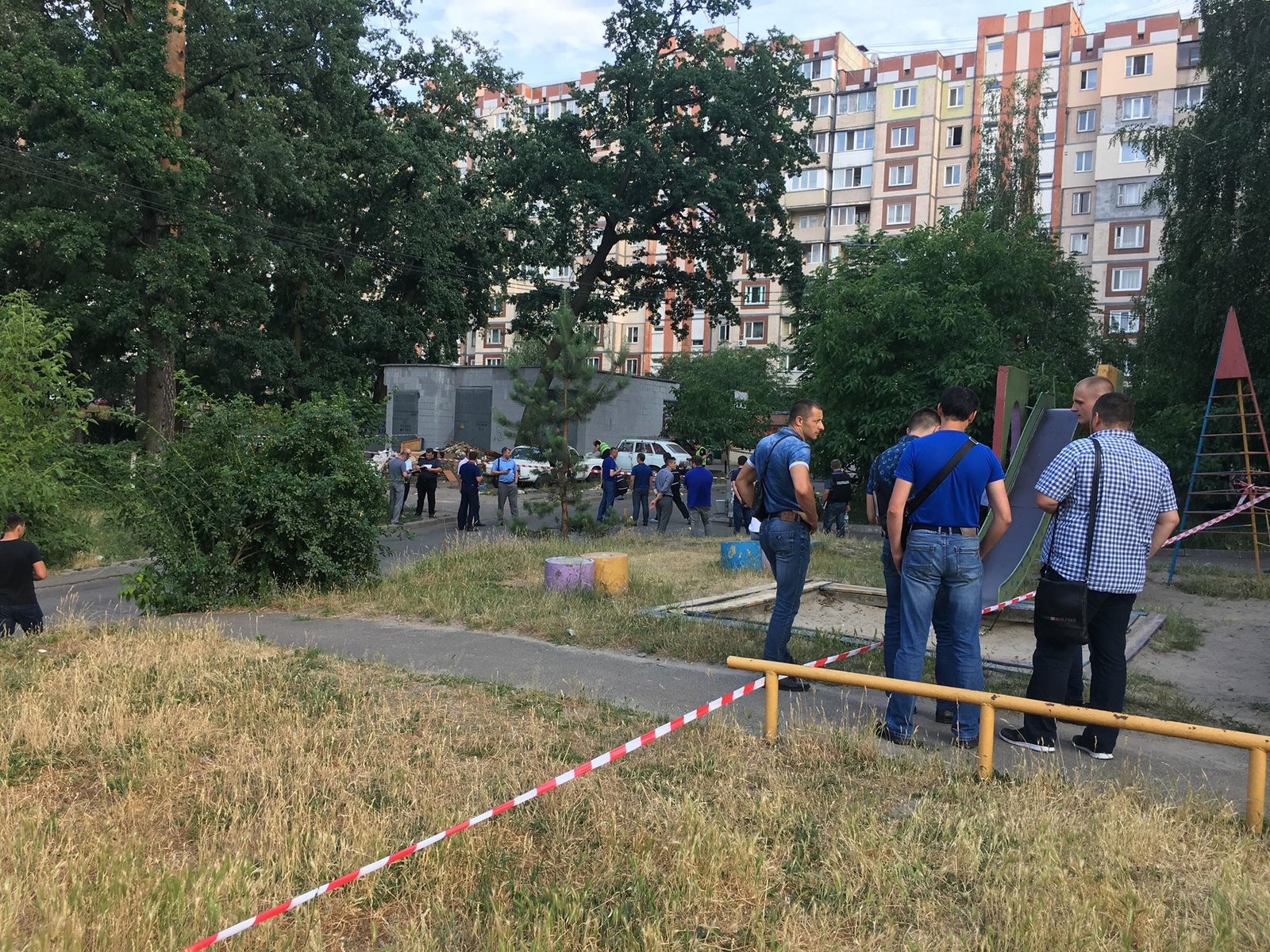 Полицейские тщательно обследуют территорию вокруг места происшествия, опрашивают свидетелей и очевидцев инцидента