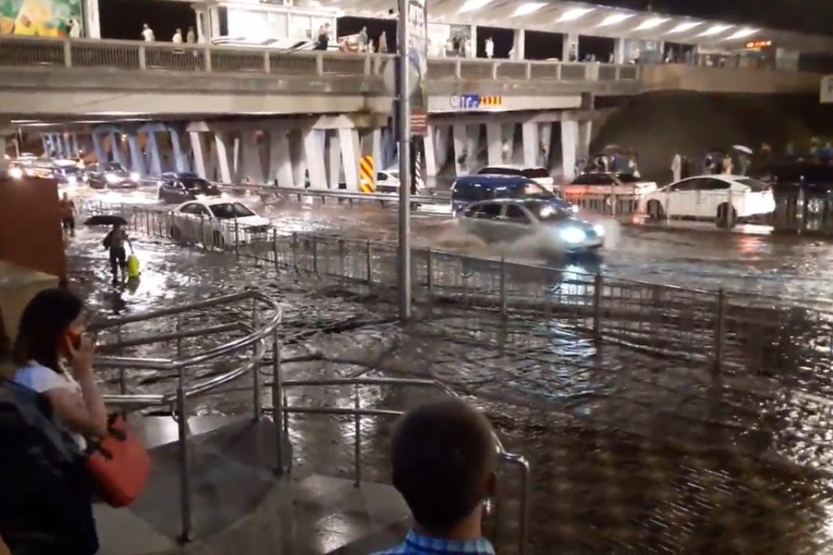 Под мостом метро Левобережная огромная лужа