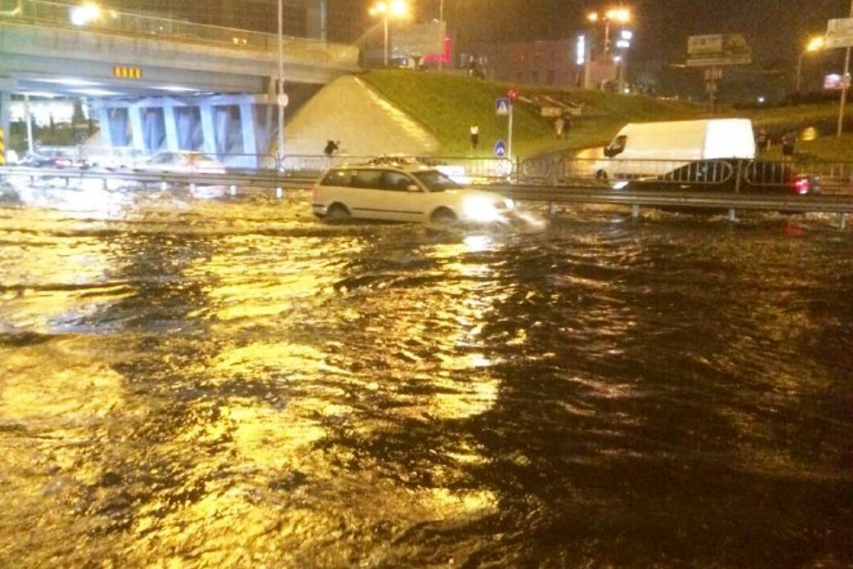 Некоторые машины заглохли и стоят в луже