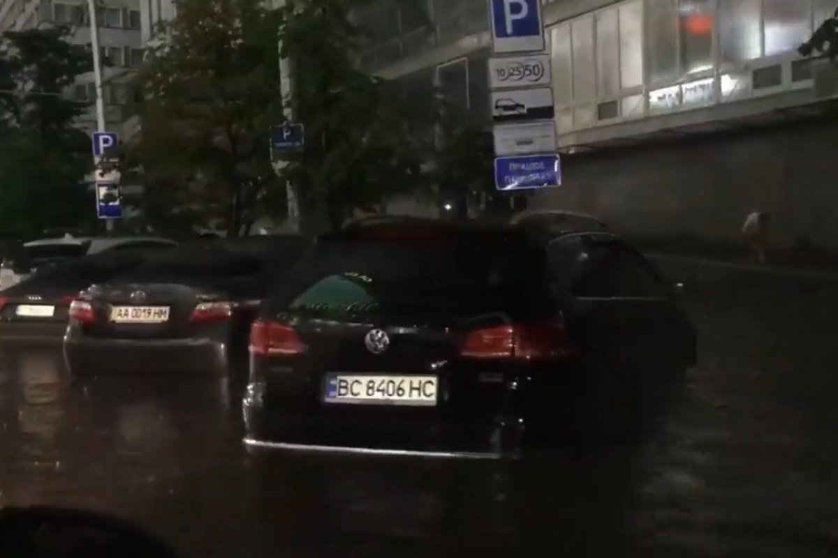 В любых низинах образовались лужи глубиной более чем 30 сантиметров