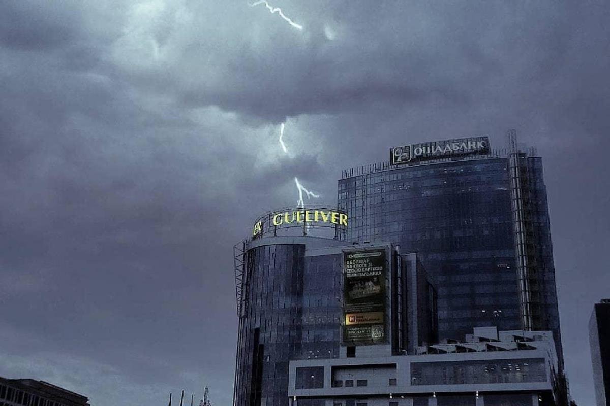 Молнии сверкали по всему небу