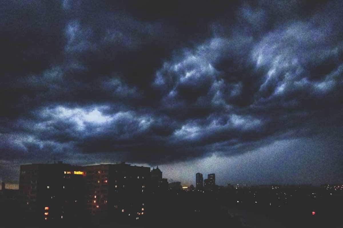 Тучи стояли над Киевом около трех часов