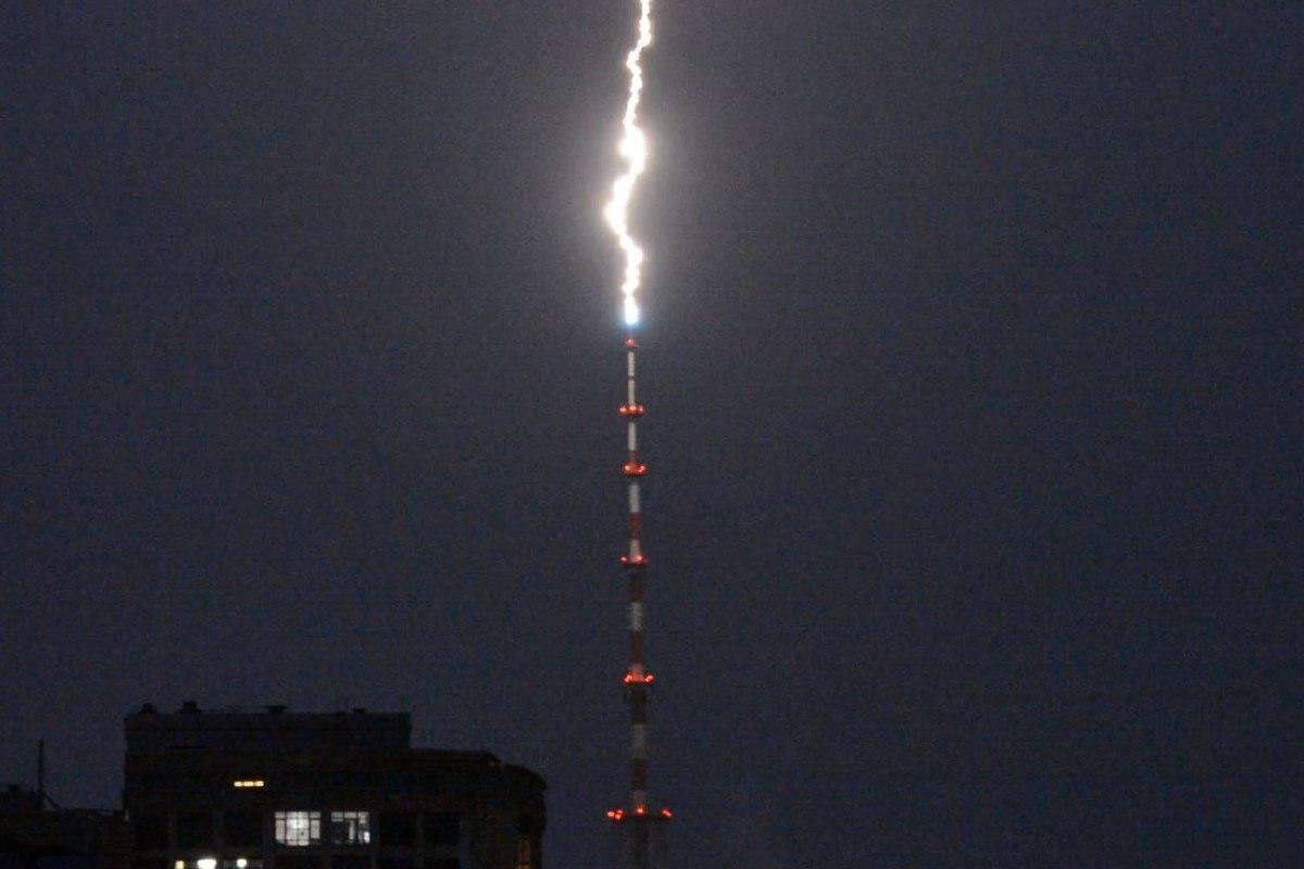 Молния ударила прямо в телевышку на Дорогожичах