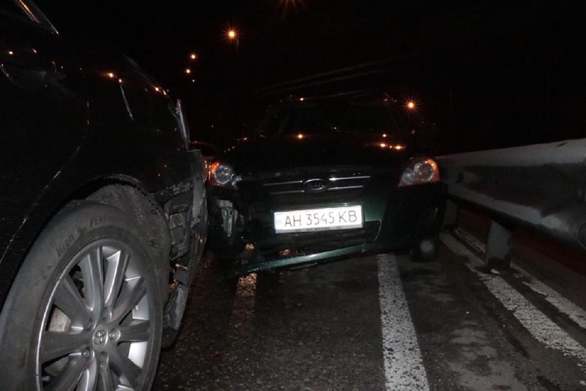 На Набережном шоссе столкнулись Toyota Camry, Mazda 3, KIA Ceed и Daewoo Lanos