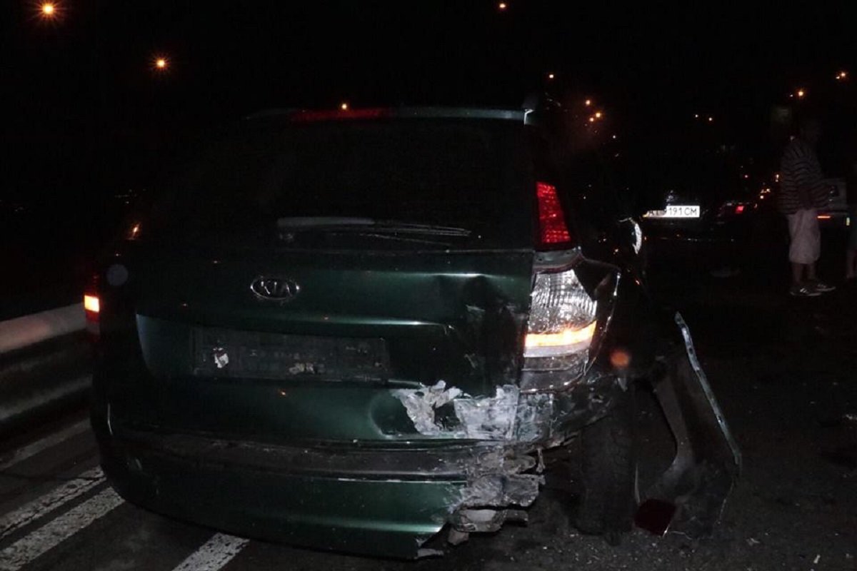 В момент аварии в KIA находилась девушка. Ее госпитализировали