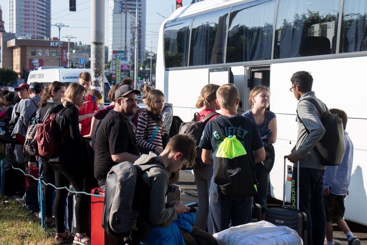 Внутри ехало около 25 юных пассажиров Внутри ехало около 25 юных пассажиров