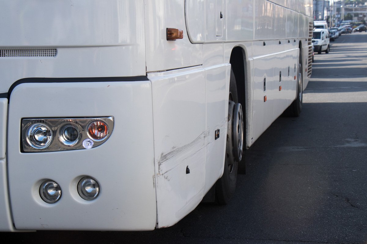 Когда водитель потерял контроль, Mercedes зацепил Chevrolet Когда водитель потерял контроль, Mercedes зацепил Chevrolet