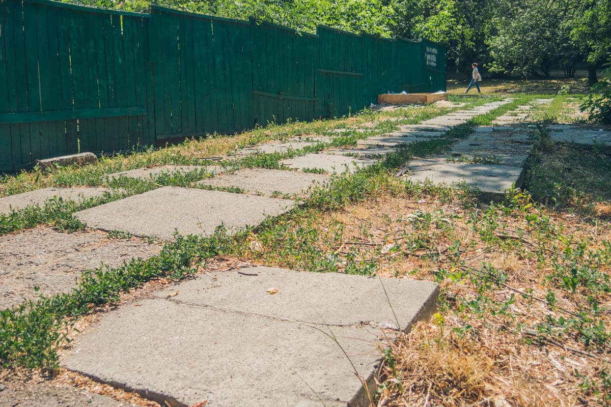 В некоторых местах отсутствуют плиты 