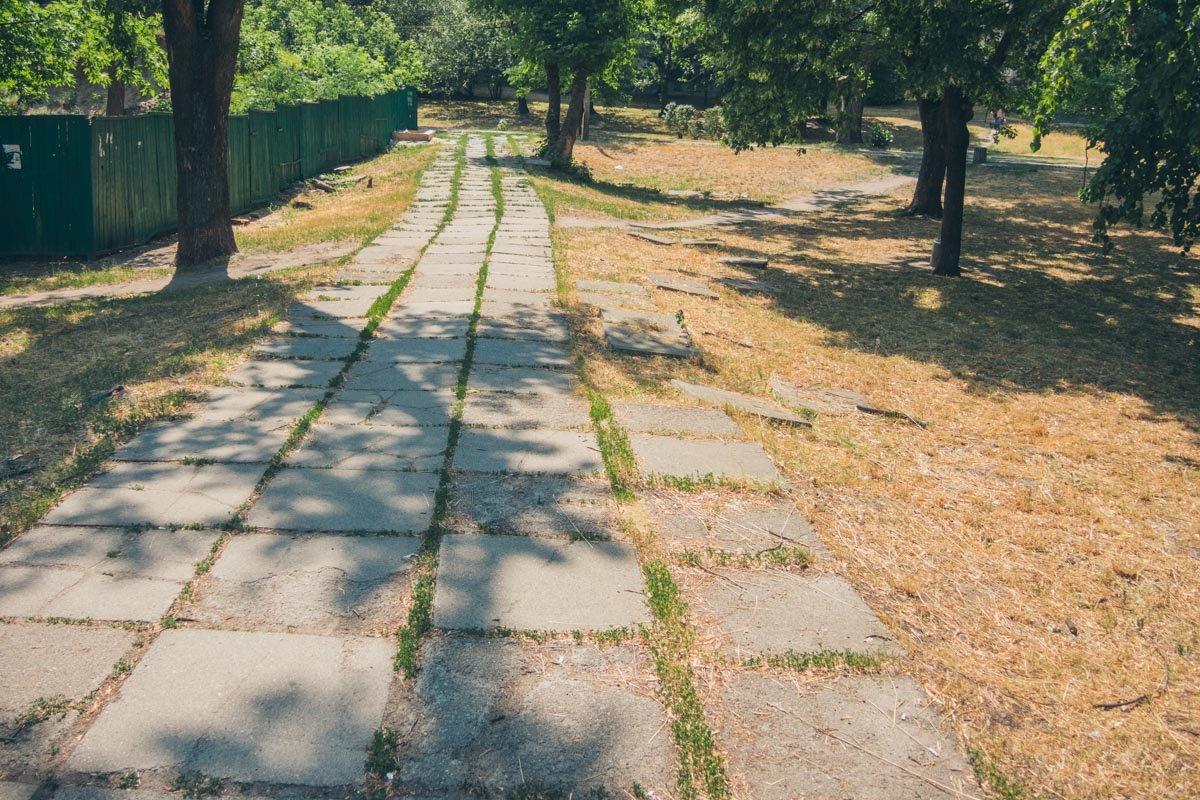 Покрытие давно поросло травой