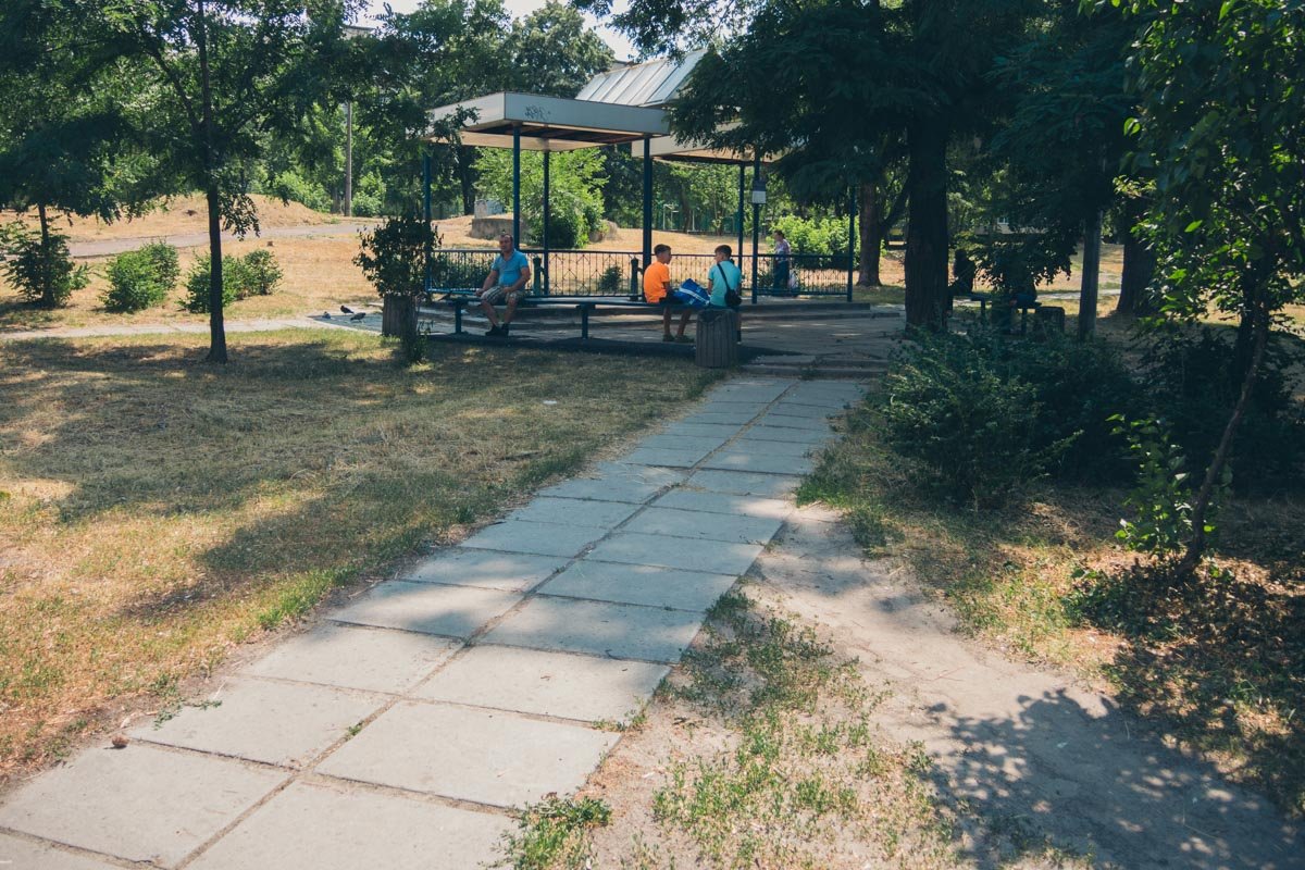 В сквере все еще стоят старые скамейки