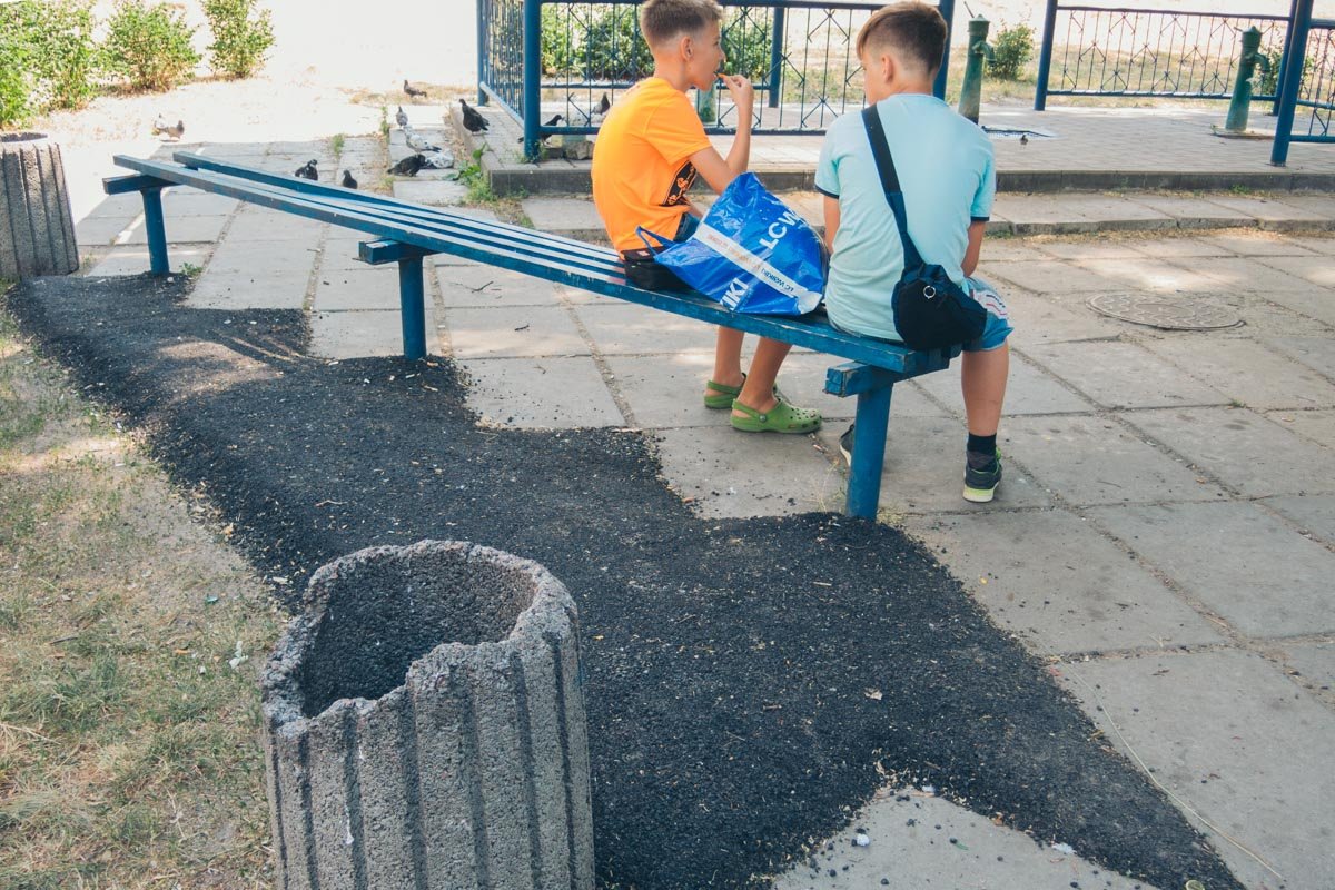 И разбитые урны