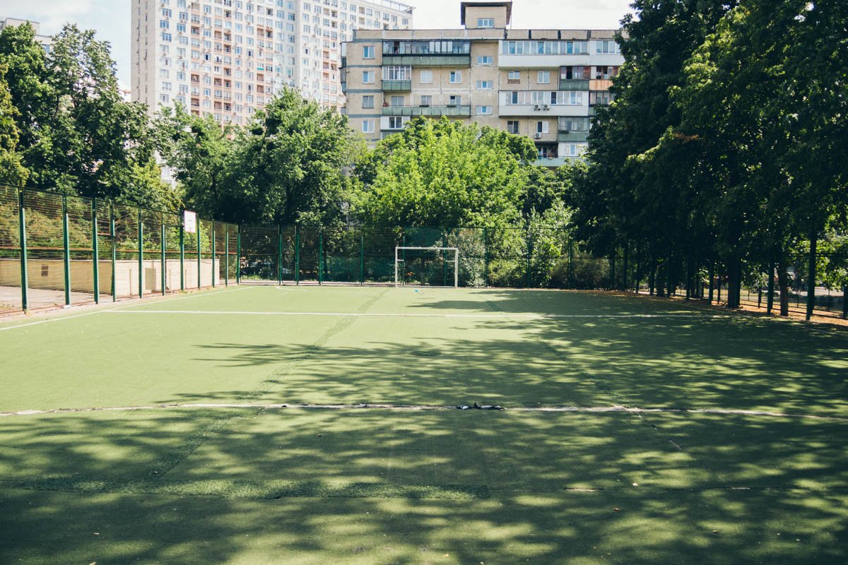 В глаза бросается только новенькое поле