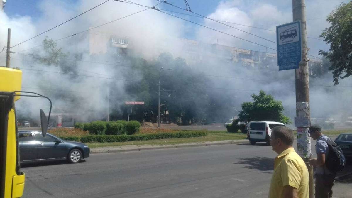 Едким дымом затянуло все вокруг Едким дымом затянуло все вокруг
