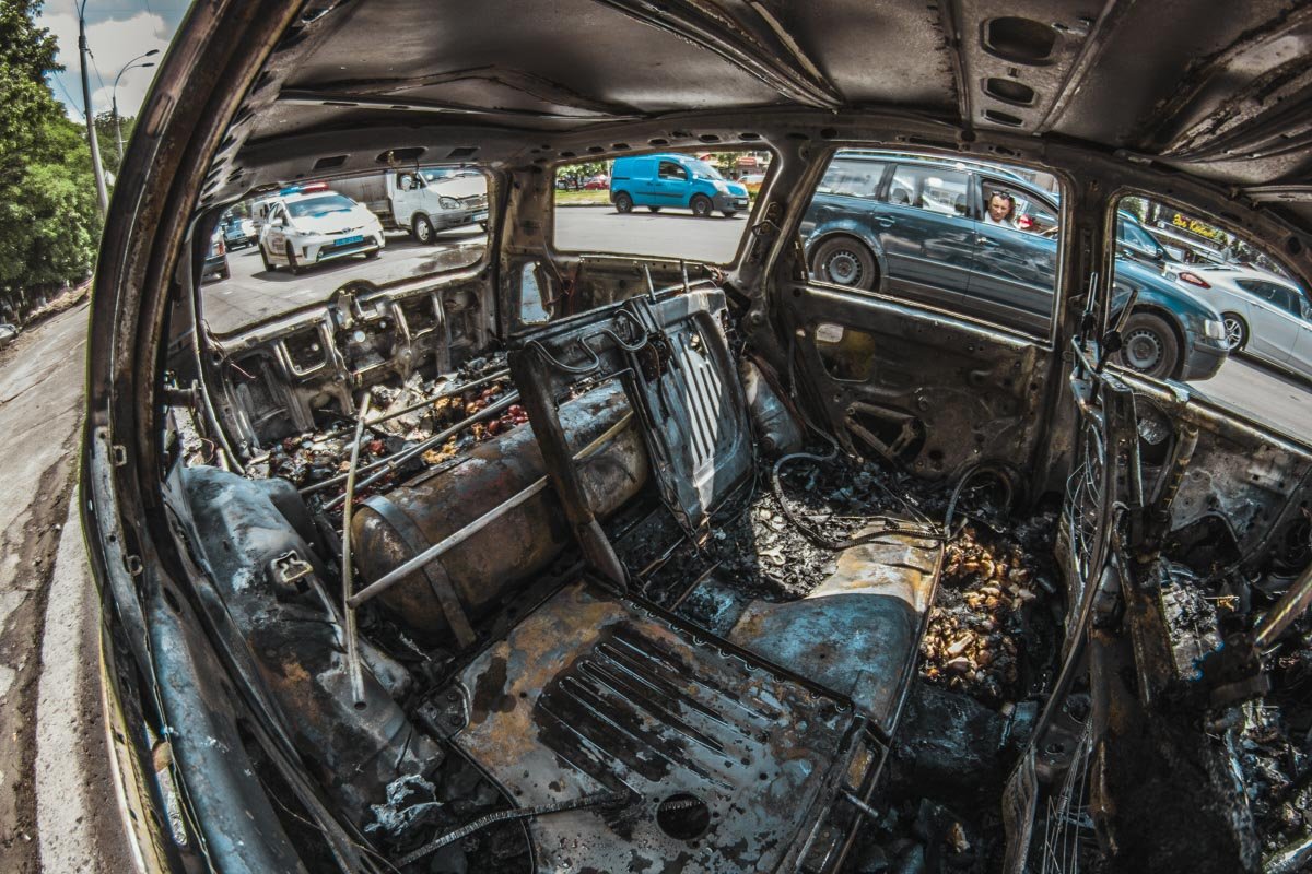 Обошлось без пострадавших — хозяин авто успел убежать Обошлось без пострадавших — хозяин авто успел убежать