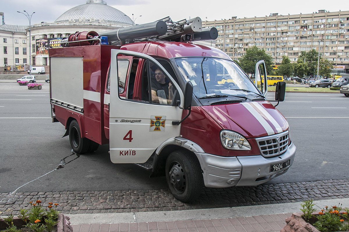 В Киеве в ТРЦ "Украина" ищут бомбу