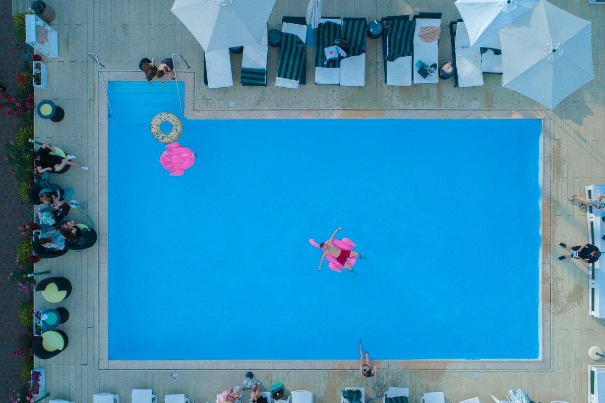 В рамках фестиваля блогеров прошла вечеринка у бассейна В рамках фестиваля блогеров прошла вечеринка у бассейна