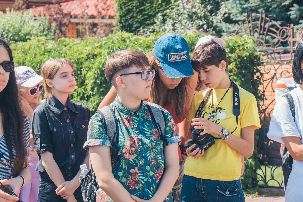 Участников провезли по городу, рассказывая историю ЛГБТ в Украине