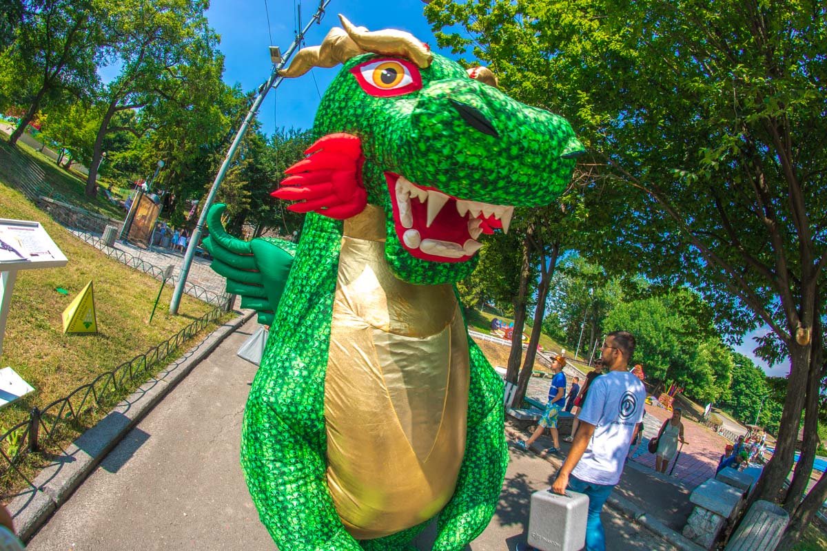 Дракон развлекал зрителей 