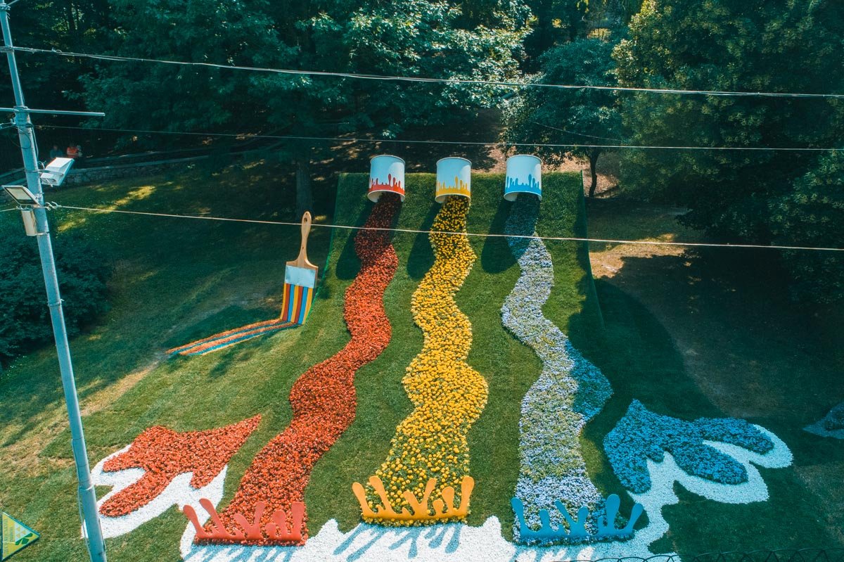 Кто-то пролил баночки с красками