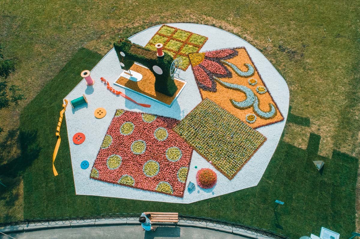 Портниха тут разложила свои принадлежности 