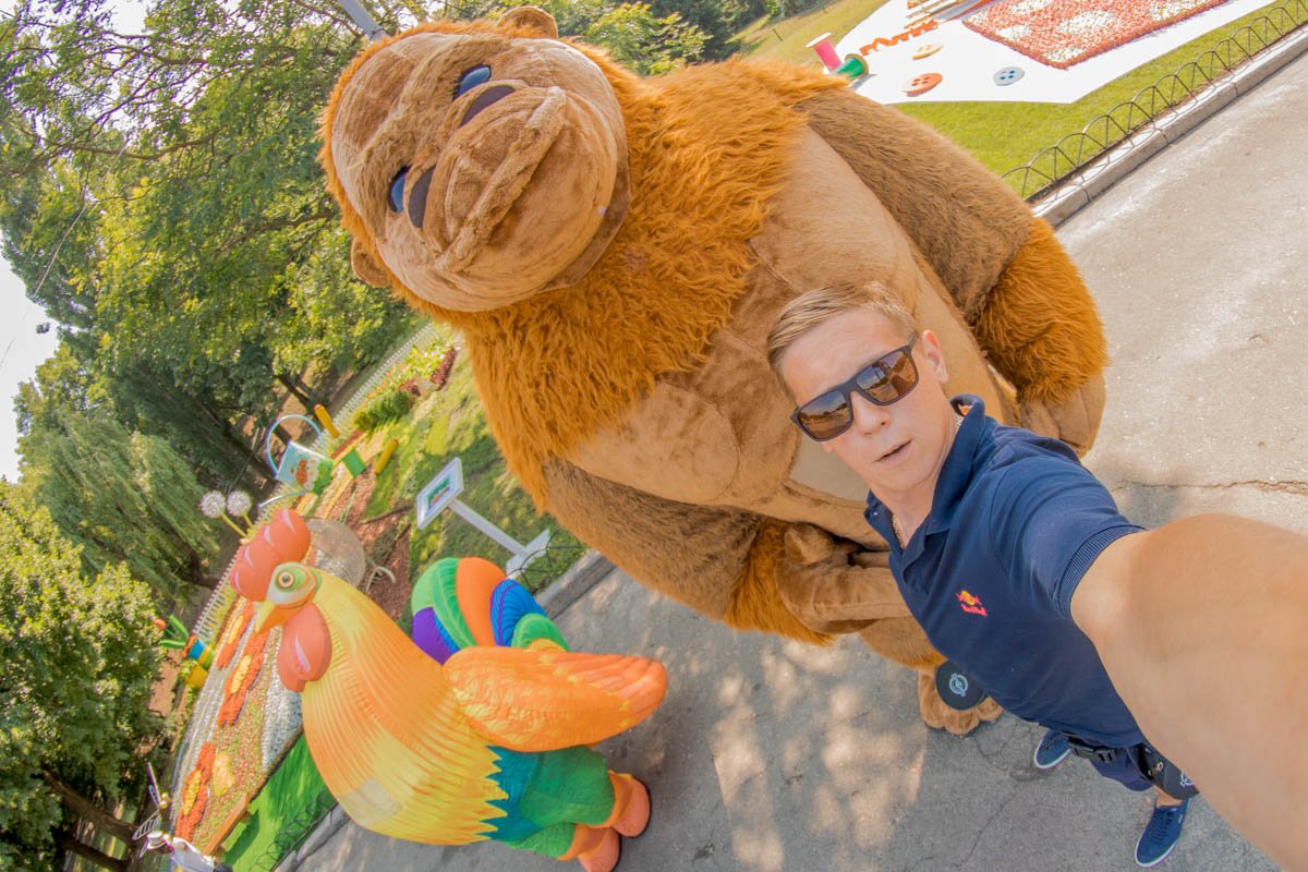 Знакомьтесь, это Сережка, он наш пилот коптера, оператор и просто хороший человек! 