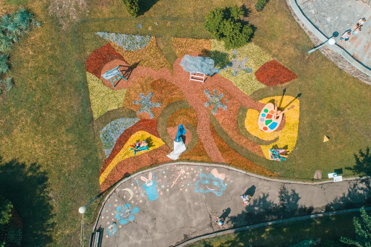 А здесь творит великан-художник 