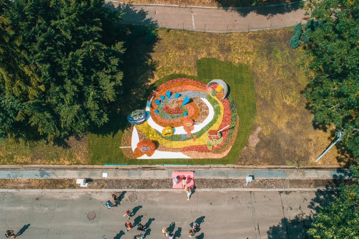 Желающих погулять и пофоткаться с композициями было много, даже по такой жаркой погоде 