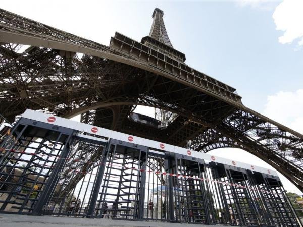 Французскую достопримечательность решили обнести стеклянным забором