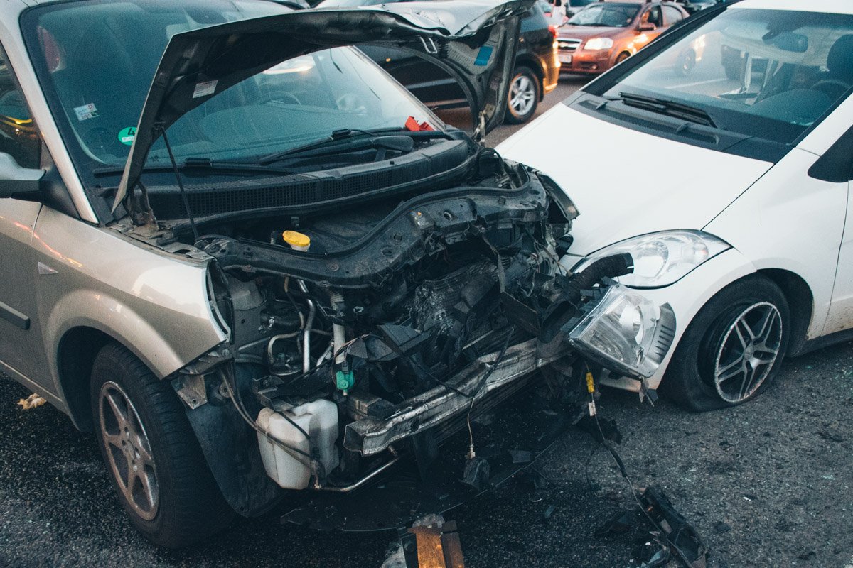 На пересечении проспекта Победы и бульвара Вернадского столкнулись 6 автомобилей, включая фуру