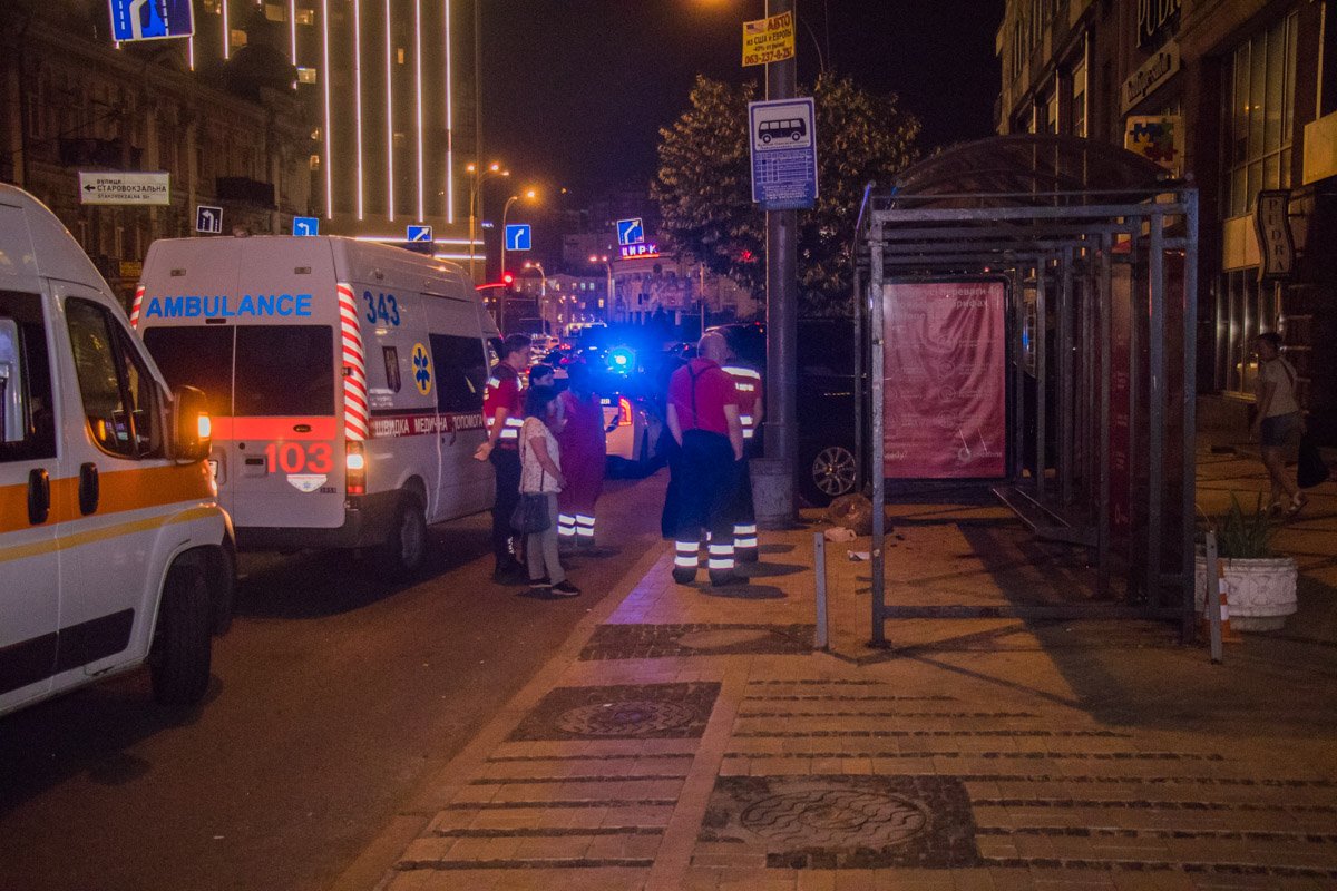 На остановке общественного транспорта возле площади Победы парень пытался свести счеты с жизнью На остановке общественного транспорта возле площади Победы парень пытался свести счеты с жизнью