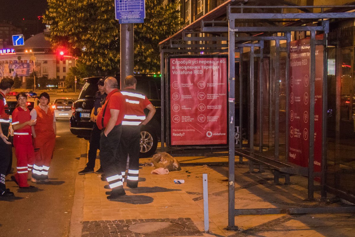 Молодой человек выбегал на дорогу, а потом порезал себе вены разбитой бутылкой Молодой человек выбегал на дорогу, а потом порезал себе вены разбитой бутылкой