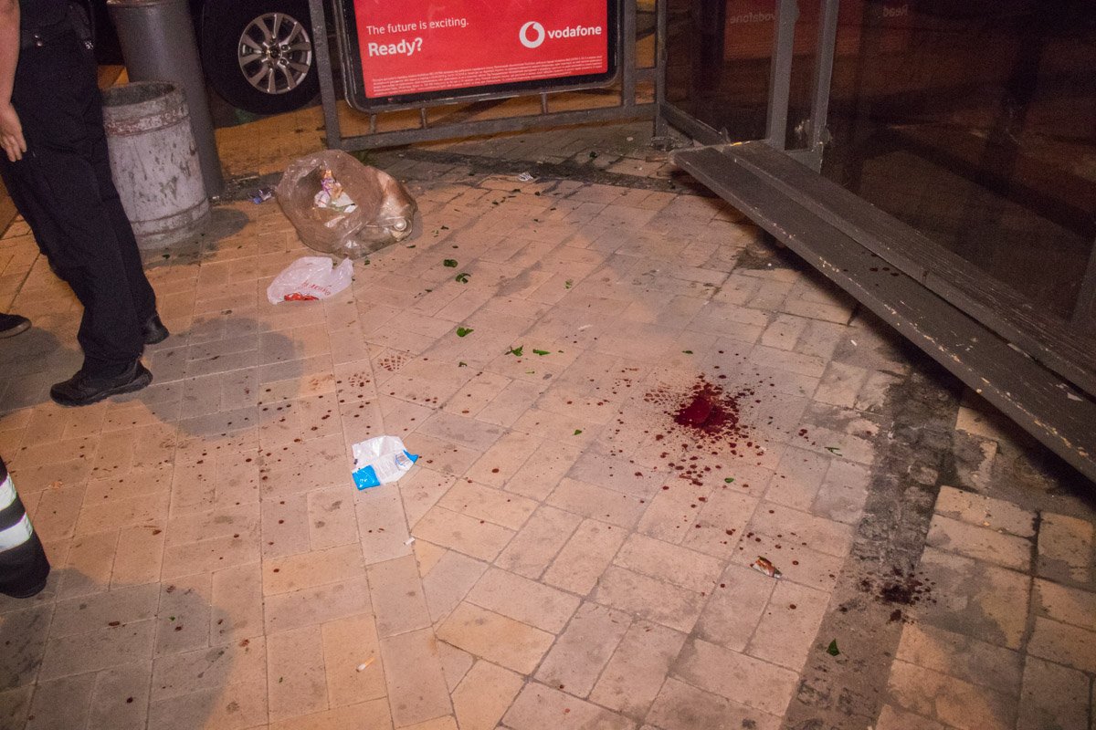 С дороги парня увели охранники ближайших заведений. Но потом молодой человек порезал себе вены С дороги парня увели охранники ближайших заведений. Но потом молодой человек порезал себе вены