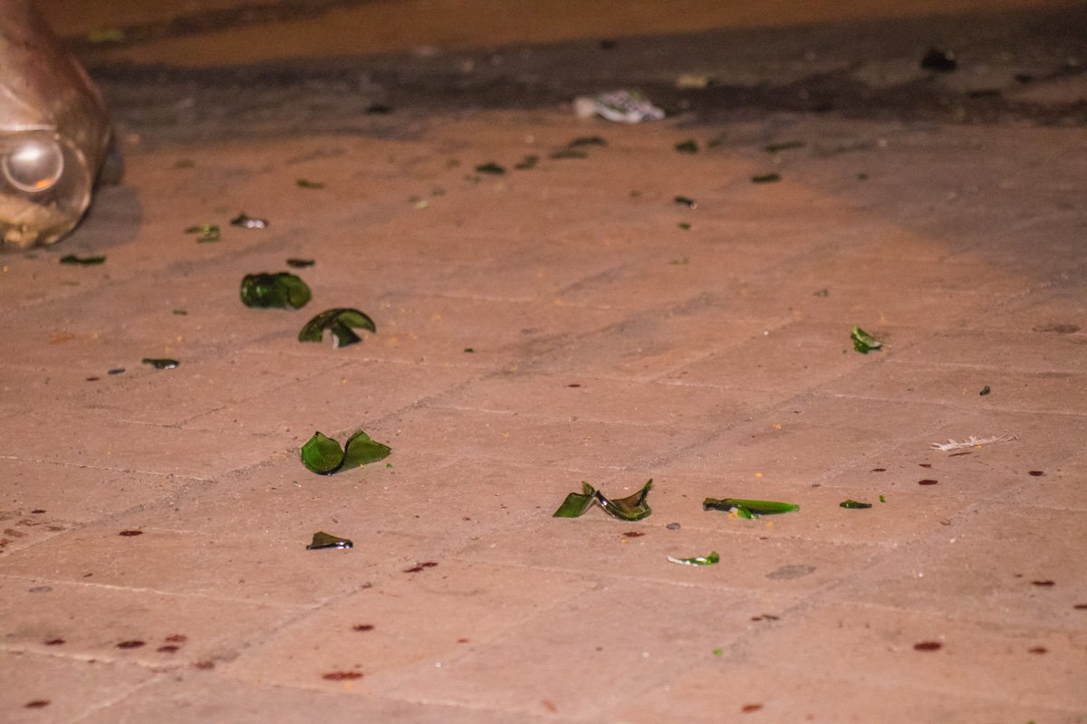 Парень нашел в мусорнике бутылку и разбил ее, чтобы порезать руки Парень нашел в мусорнике бутылку и разбил ее, чтобы порезать руки