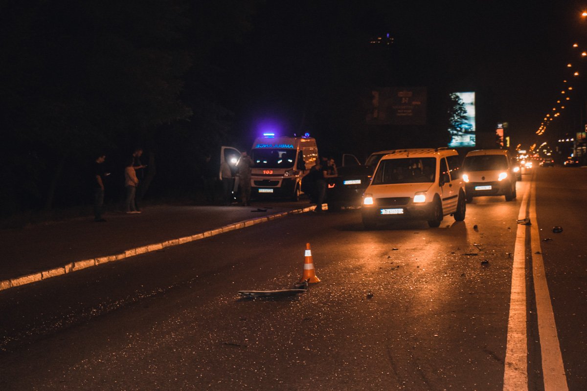 На Броварском проспекте Ford столкнулся с "Москвичем" и выехал на полосу встречного движения На Броварском проспекте Ford столкнулся с "Москвичем" и выехал на полосу встречного движения