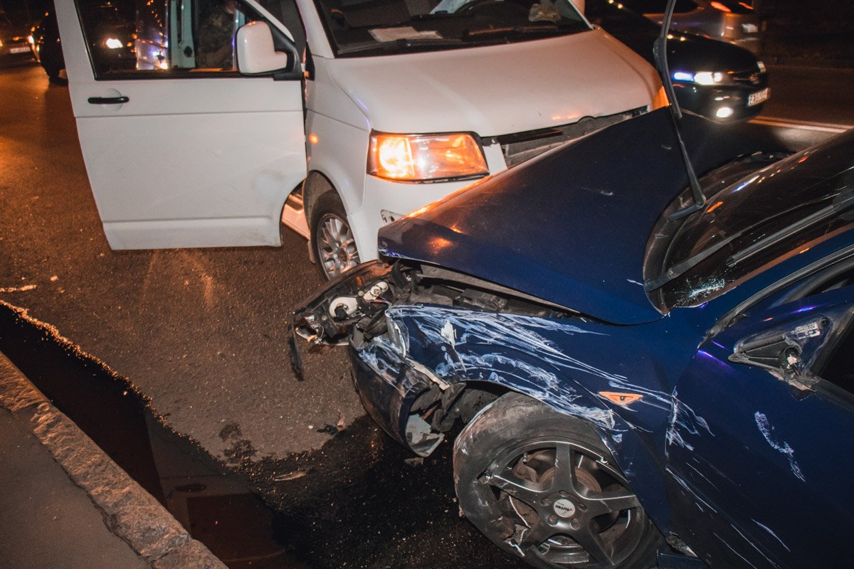 Выехав на встречку Ford въехал в Volkswagen на военных номерах Выехав на встречку Ford въехал в Volkswagen на военных номерах