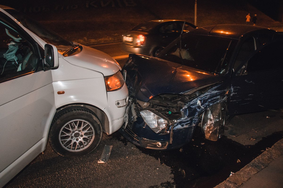 В результате ДТП водитель "немца" на военных номерах получил легкие травмы В результате ДТП водитель "немца" на военных номерах получил легкие травмы