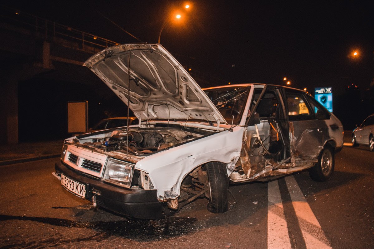 Те, кто ехали в Ford, не пострадали, так как сработали подушки безопасности Те, кто ехали в Ford, не пострадали, так как сработали подушки безопасности