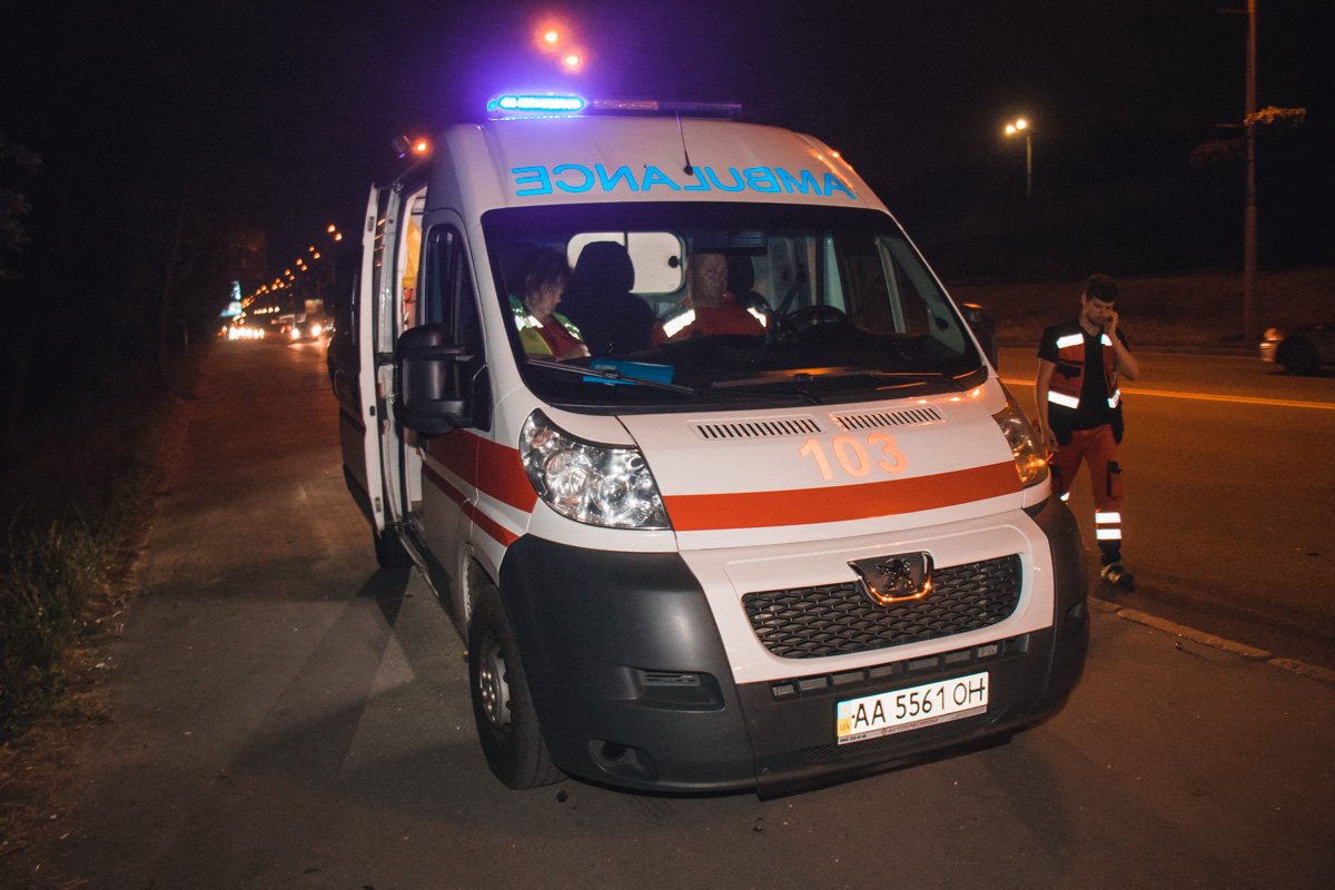 На месте работает "скорая" и патрульная служба полиции На месте работает "скорая" и патрульная служба полиции