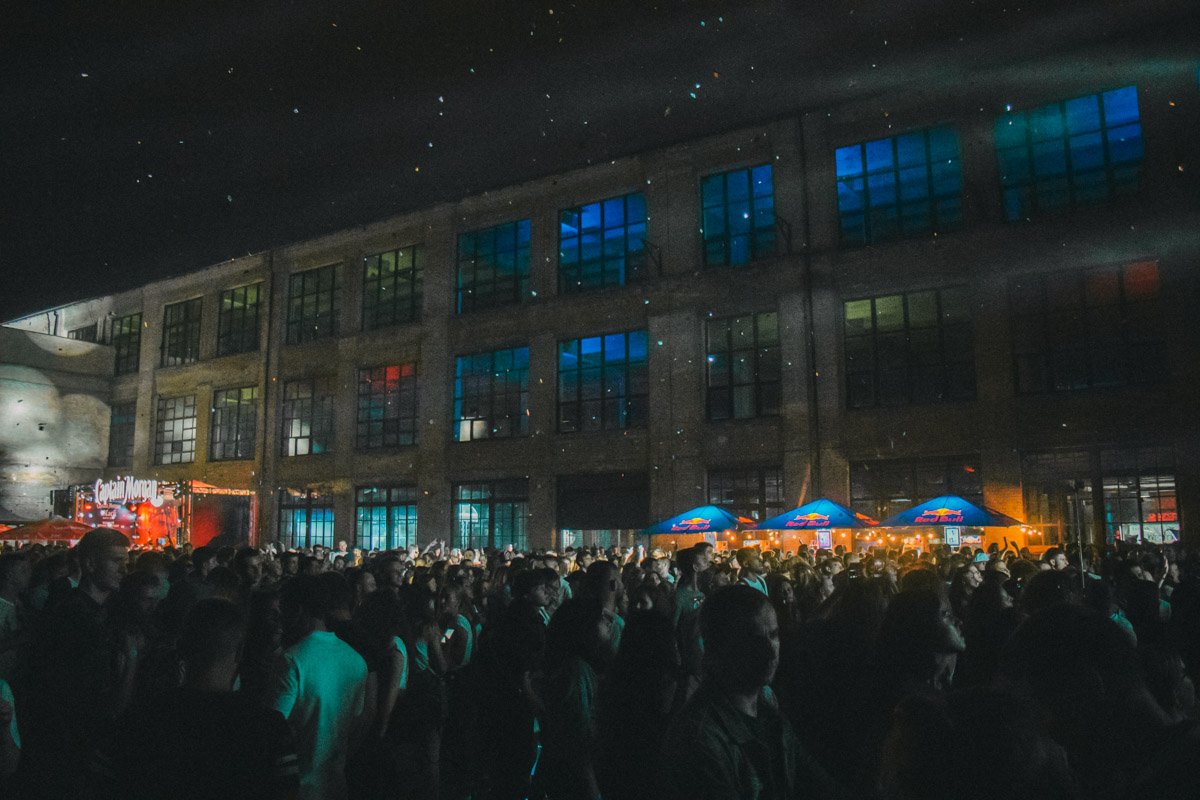 Тусовщики наслаждаются музыкальными хитами Тусовщики наслаждаются музыкальными хитами