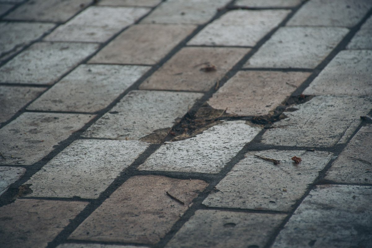 Разрушенный кирпич заменят новенькой гранитной шашкой Разрушенный кирпич заменят новенькой гранитной шашкой